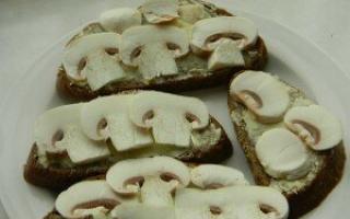 Простые бутерброды с сырыми шампиньонами Бутерброды с жареными грибами